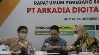 Direktur Utama PT Arkadia Digital Media Tbk, Wiliam Martaputra (kanan) berbincang dengan Komisaris Utama Stephen K. Sulistyo (tengah) dan Komisaris Independen Ariyo Ali Suprapto (kiri) sebelum memberikan paparan saat Rapat Umum Pemegang Saham Luar Biasa (RUPSLB) di Jambuluwuk Hotel, Jakarta, Jumat (23/10/2020). [Suara.com/Angga Budhiyanto]