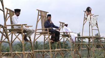 Pengasuh Asrama Perguruan Islam Pondok Pesantren Salafi Tegalrejo Gus Yusuf (kedua kiri) menyampaikan orasi budaya saat pertunjukan seni bertajuk "Prihatin, Berdoa, Bergembira" saat acara Muludan Tegalrejo di kompleks Ponpes Syubbanul Wathon Secang, Magelang, Jateng, Jumat (23/10/2020). [ANTARA FOTO/Anis Efizudin]