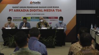 Komisaris Utama PT Arkadia Digital Media Tbk, Stephen K. Sulistyo (kedua kiri) didampingi Komisaris Independen Ariyo Ali Suprapto (kiri), Direktur Utama Wiliam Martaputra (kedua kanan), dan Direktur Suwarjono (kanan) memberikan paparan saat Rapat Umum Pemegang Saham Luar Biasa (RUPSLB) di Jambuluwuk Hotel, Jakarta, Jumat (23/10/2020). [Suara.com/Angga Budhiyanto]