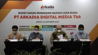 Komisaris Utama PT Arkadia Digital Media Tbk, Stephen K. Sulistyo (kedua kiri) didampingi Komisaris Independen Ariyo Ali Suprapto (kiri), Direktur Utama Wiliam Martaputra (kedua kanan), dan Direktur Suwarjono (kanan) bersiap memberikan paparan saat Rapat Umum Pemegang Saham Luar Biasa (RUPSLB) di Jambuluwuk Hotel, Jakarta, Jumat (23/10/2020). [Suara.com/Angga Budhiyanto]