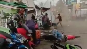 Motor dan Gerobak 'Berterbangan' di Bekasi Diterjang Puting Beliung