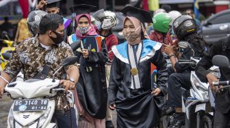 Wisuda Secara Drive Thru di Politeknik Negeri Sriwijaya