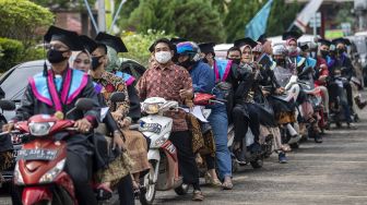 Moment Wisuda Drive Thru Polsri, Mahasiswa: Yang Sakral Itu Pindah Kuncir