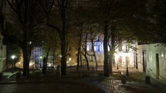 Alun-alun Emile-Goudeau di Montmartre di distrik 18 Paris, selama jam malam, pada (23/10/2020). [Valery HACHE / AFP]