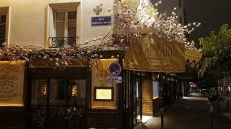 Restoran yang tutup di Montmartre di distrik 18 Paris, selama jam malam, pada (23/10/2020). [Valery HACHE / AFP]