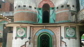 Pesona Masjid Pintu Seribu Tangerang: Motif 999 dan Labirin Pengingat Mati