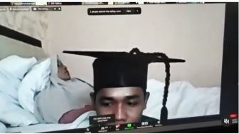 Wisuda Online Sambil Temani Ibu yang Sakit, Lulusan UMI Tuai Simpati Dekan