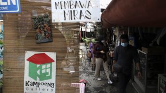 Suasana di pasar barang antik di Kampoeng Gallery, Kebayoran Lama, Jakarta Selatan, Sabtu (24/10/2020). [Suara.com/Angga Budhiyanto]