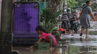 Banjir Surut, Warga Villa Jatirasa Mulai Bersih-bersih