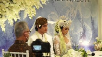 Pernikahan Kevin Aprilio dan Vicy Melanie Diiringi Isak Tangis