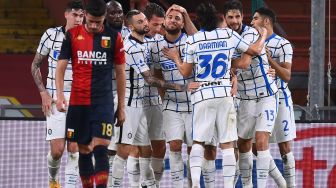 Bek Inter Milan Danilo D'Ambrosio melakukan selebrasi setelah ia mencetak gol kedua timnya dalam pertandingan sepak bola Serie A Italia Genoa melawan Inter Milan di Stadion Luigi-Ferraris, Genoa, Italia, Minggu (24/10).  [MARCO BERTORELLO / AFP]