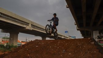 Keren, Kolong Tol Becakayu Disulap Jadi Lintasan Sepeda Pump Track