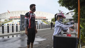 Seorang warga mencuci tangannya sebelum berolahraga di Jakarta International Velodrome, Rawamangun, Jakarta, Minggu (25/10/2020). [ANTARA FOTO/M Risyal Hidayat]
