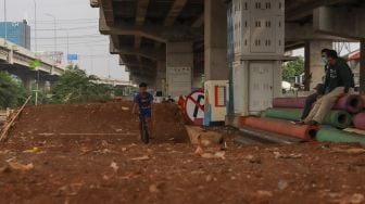 Seorang anak mencoba area lintasan Pump Track di Bike Park Pilar Jati, Kolong Tol Becakayu, Jakarta Timur, Minggu (25/10). [Suara.com/Alfian Winanto]