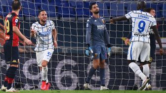 Bek Inter Milan Danilo D'Ambrosio melakukan selebrasi setelah ia mencetak gol kedua timnya dalam pertandingan sepak bola Serie A Italia Genoa melawan Inter Milan di Stadion Luigi-Ferraris, Genoa, Italia, Minggu (24/10).  [MARCO BERTORELLO / AFP]