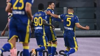 Penyerang Verona Andrea Favilli (tengah) merayakan bersama rekan-rekan setimnya setelah mencetak gol  selama pertandingan sepak bola Serie A Italia Juventus melawan Verona di Stadion Allianz,Turin, Italia, Senin (26/10) dini hari WIB. [MARCO BERTORELLO / AFP]
