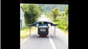 Potret Angkutan Ini Bikin Salah Fokus Pemobil, Mau Pindahan Rumah?