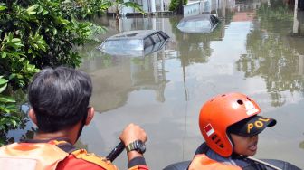 Dua buah mobil terendam banjir di Perumahan Griya Cimanggu Indah, Kelurahan Kedung Badak, Tanah Sareal, Kota Bogor, Jawa Barat, Senin (26/10/2020). [ANTARA FOTO/Arif Firmansyah]
