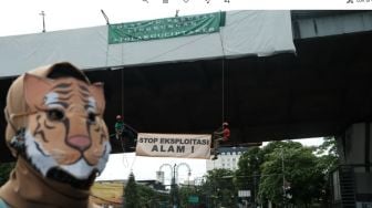 Pencinta Alam Bentang Spanduk Tolak UU Cipta Kerja di Jembatan Layang Pasopati Bandung