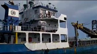Hindari Nelayan Penangkap Cumi, Kapal Pengangkut Semen Tabrak Karang