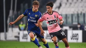 
Bek Verona Matteo Lovato coba menghadang penyerang Juventus Paulo Dybala bereaksi  selama pertandingan sepak bola Serie A Italia Juventus melawan Verona di Stadion Allianz,Turin, Italia, Senin (26/10) dini hari WIB. [MARCO BERTORELLO / AFP]