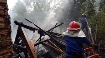 Pergi ke Warung Lupa Matikan Kompor, Rumah Ion Terbakar Habis