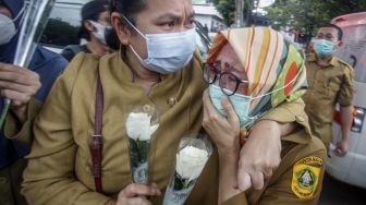 Isak Tangis Iringi Penghormatan Terakhir Jenazah Dokter Korban Covid-19