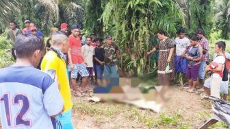 Anak 8 Tahun Semalaman Tunggu Ayahnya yang Meninggal karena Terseret Banjir