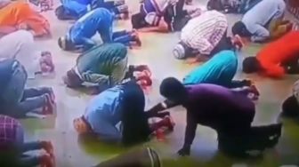 Viral Aksi Maling Hape di Masjid Saat Salat Jamaah, Publik: Neraka Jalur 4G