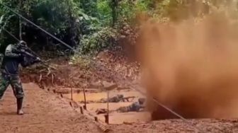 Keras! Viral Video Latihan Anggota TNI Merayap Sambil Ditembaki