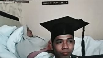 VIRAL Mahasiswa Wisuda Online Sembari Temani Ibunya Terbaring Lagi Sakit