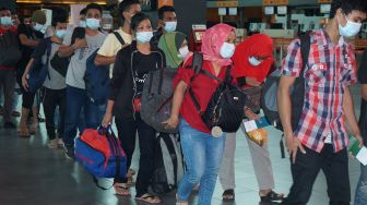 Sebanyak 200 orang Pekerja Migran Indonesia (PMI) ilegal asal Medan, Sumatera Utara siap dipulangkan dari Bandar Udara KLIA 2 di Kuala Lumpur, Malaysia, Senin (26/10/2020).  [ANTARA Foto/Agus Setiawan]