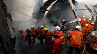 Mengerikan! Gudang Mebel Terbakar di Surabaya