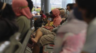 Sejumlah calon penumpang mengantre untuk melakukan tes diagnostik cepat atau rapid test di Stasiun Pasar Senen, Jakarta, Selasa (27/10/2020). [Suara.com/Angga Budhiyanto]