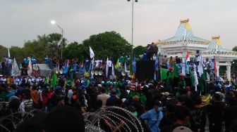 Ribuan Buruh Cuma Ingin Ketemu Gubernur Jatim: Ibu Khofifah Cepet Metuo!