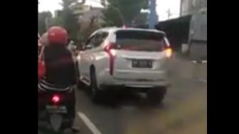 Ugal-ugalan Pakai Strobo, Sopir Pajero Sport Diparanin Polisi ke Rumah