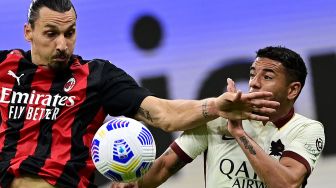 Penyerang AC Milan Zlatan Ibrahimovic bersaing dengan bek Roma Bruno Peres (kanan) selama pertandingan sepak bola Serie A Italia antara AC Milan melawan AS Roma di Stadion Meazza, Milan, Selasa (27/10) dini hari WIB. [MIGUEL MEDINA / AFP]