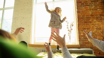 Rekomendasi Psikolog: Agar Anak Tetap Happy Meski Libur Panjang di Rumah