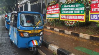 Karangan bunga terkait kasus korupsi Jiwasraya didepan Kejaksaan Agung RI, Jakarta Selatan, Selasa (27/10). [Suara.com/Alfian Winanto]