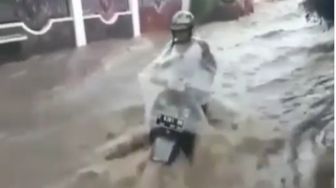 Viral Video Detik-detik Pemotor Hanyut Terseret Banjir, Nekat!