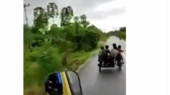 Viral Video Aksi Bocah Naik Motor Bikin Geger, Disalip Truk Endingnya Ngilu