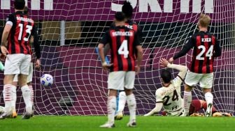 Bek Roma Marash Kumbulla mencetak gol ke gawang AC Milan selama pertandingan sepak bola Serie A Italia antara AC Milan melawan AS Roma di Stadion Meazza, Milan, Selasa (27/10) dini hari WIB. 
[MIGUEL MEDINA / AFP]
