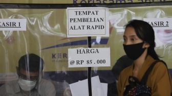 Seorang calon penumpang mendaftarkan diri untuk mengikuti tes diagnostik cepat atau rapid test di Stasiun Pasar Senen, Jakarta, Selasa (27/10/2020). [Suara.com/Angga Budhiyanto]