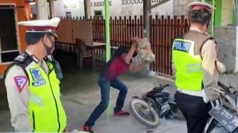 Bete Kena Tilang Polisi, Pemuda Ini Hancurkan Motor Pakai Batu