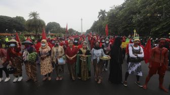 Sejumlah massa dari Serikat Rakyat Miskin Indonesia (SRMI) melakukan aksi unjuk rasa di kawasan Patung Kuda Arjuna Wiwaha, Jakarta, Selasa (27/10/2020). [Suara.com/Angga Budhiyanto]