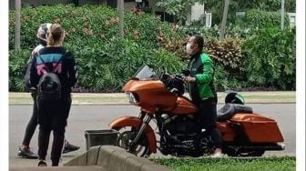 Heboh Ojol Gunakan Harley Davidson Saat Ambil Penumpang, Ini Baru Sultan!