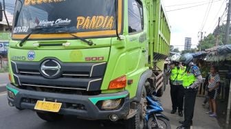 Kronologi ASN Tewas Usai Gagal Salip Truk, Motor Terjepit di Roda