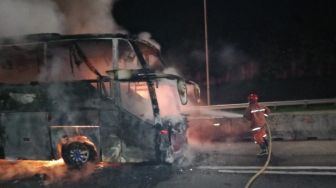 Muncul Asap dari Bangku Belakang, Bus Sinar Jaya Terbakar di Tol Jagorawi