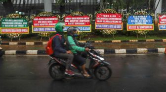 Suasana didepan gedung Kejaksaan yang dihiasi karangan bunga terkait kasus korupsi Jiwasraya di Kejaksaan Agung RI, Jakarta Selatan, Selasa (27/10). [Suara.com/Alfian Winanto]