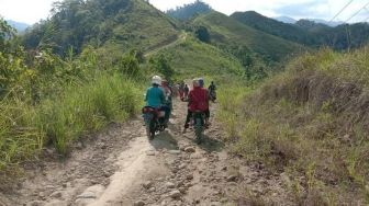 Akses Jalan Rusak, Warga Lenggo Ditandu Sejauh 12 Km